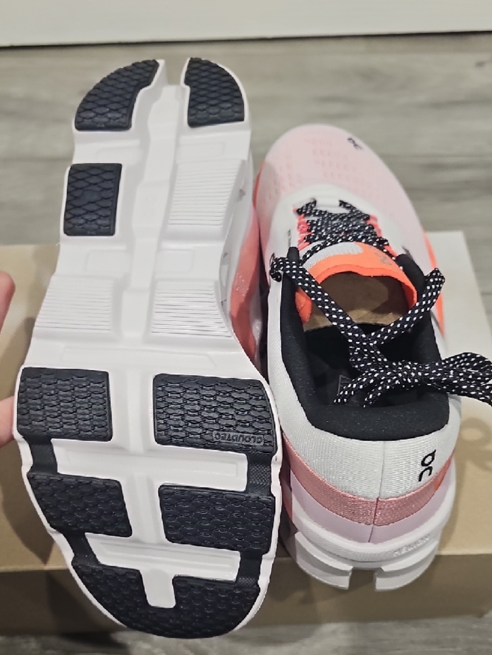 NWT Oncloud  Running Women's Running Shoes in White & Coral Accent - Picture 5 of 7
